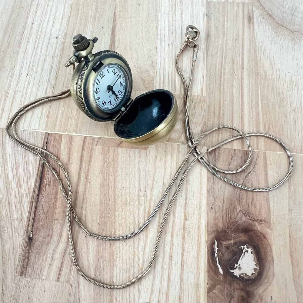 Vintage style Gold tone globe watch pendant necklace NEW BATTERY